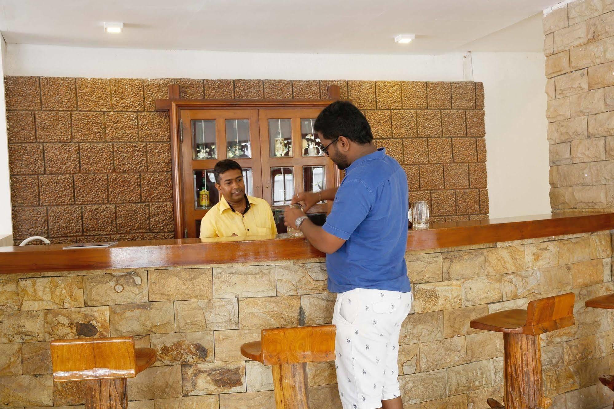 نيجومبو The Reef Beach Hotel المظهر الخارجي الصورة