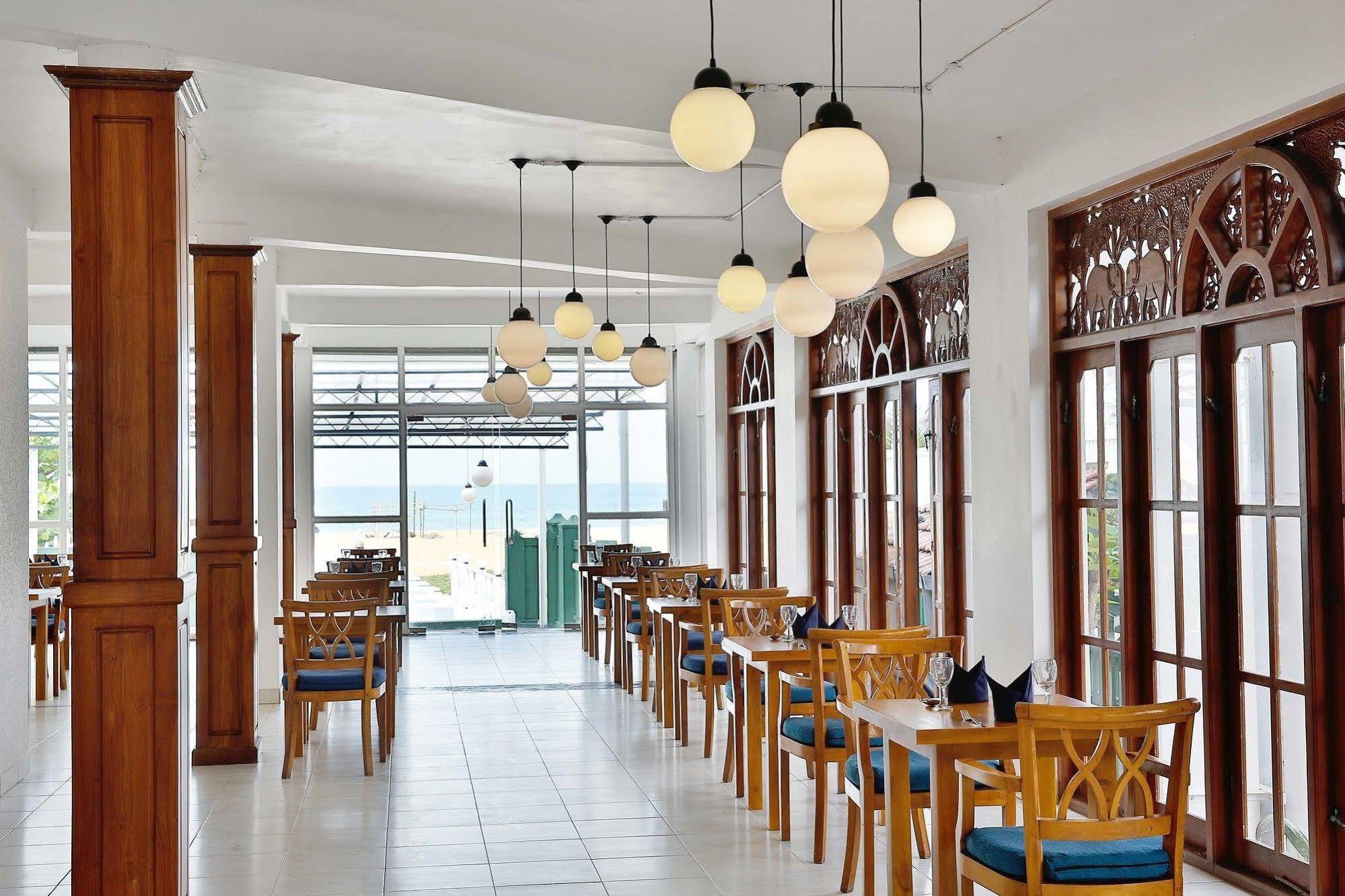 نيجومبو The Reef Beach Hotel المظهر الخارجي الصورة