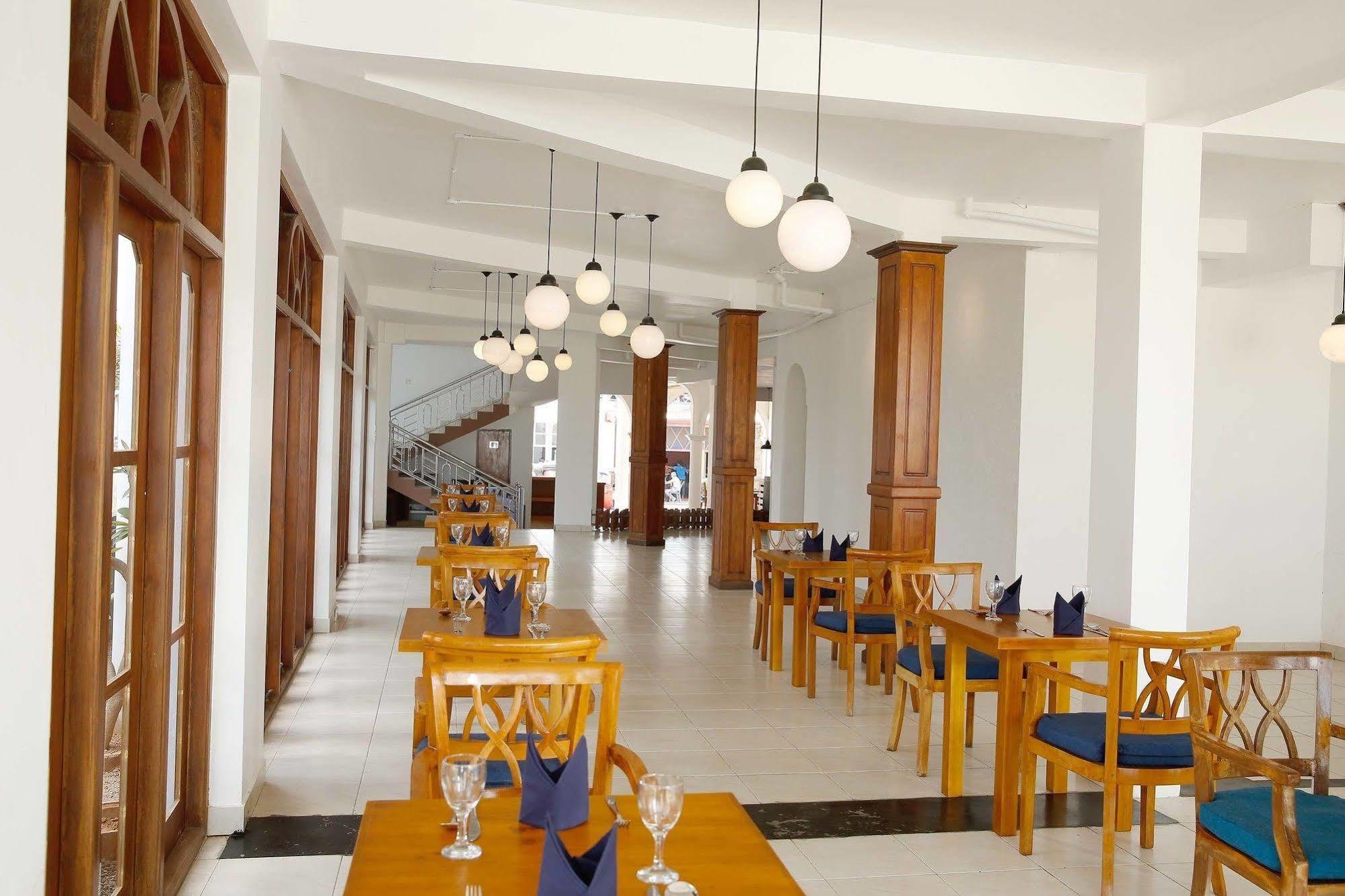 نيجومبو The Reef Beach Hotel المظهر الخارجي الصورة